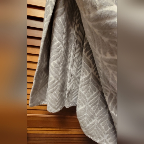 Made in Spain Luxury Gray Throw Blanket 51x67" w Wooden Hanger New - Picture 4 of 6